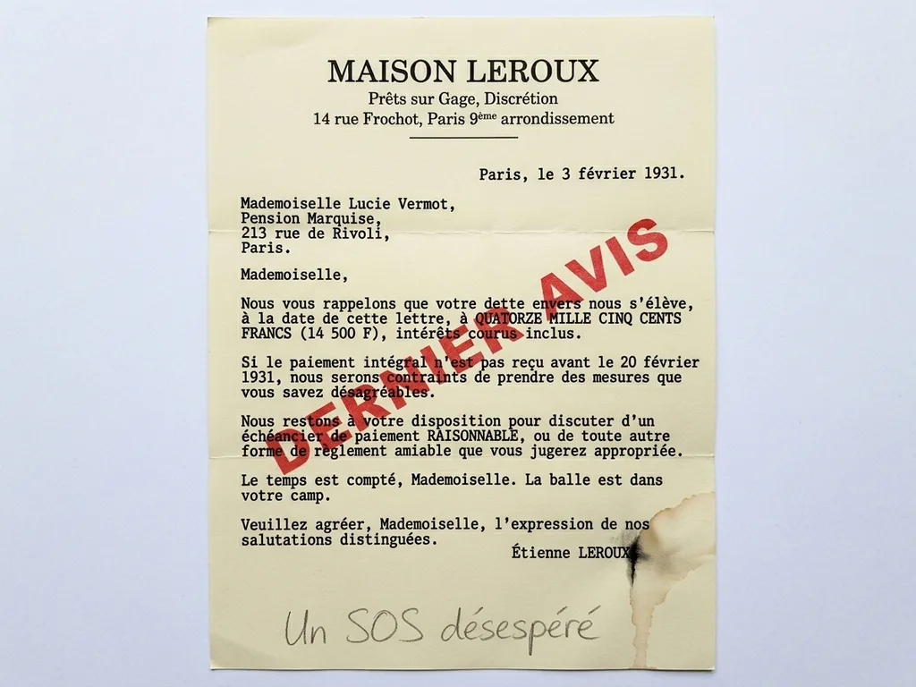 Lettre dactylographiée Maison Leroux prêts sur gages rue Frochot Paris IXe, papier vergé crème en-tête imprimé, dette de quatorze mille cinq cents francs, tampon rouge dernier rappel en travers