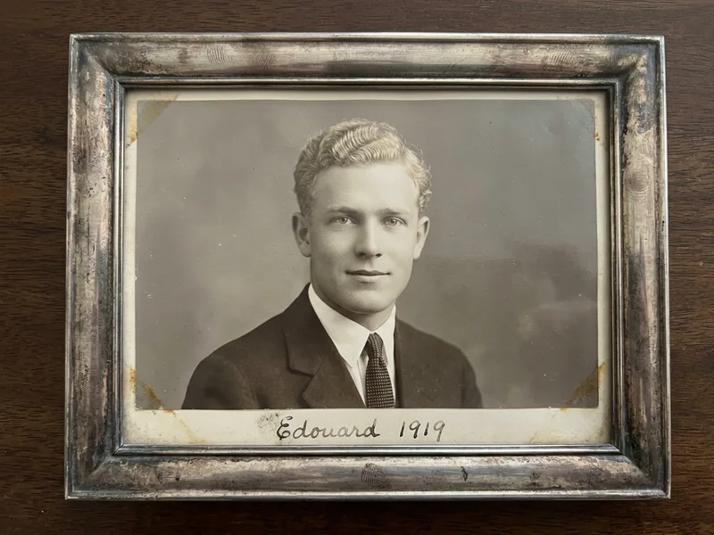 Photographie sépia de 1919 d'Édouard, frère cadet d'Augustine, jeune homme blond souriant, cadre en argent terni