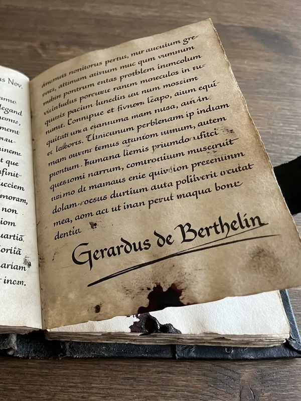 Journal en cuir brun de l'aventurier précédent, ouvert à la dernière page tremblée mentionnant Séverin et trois spirales