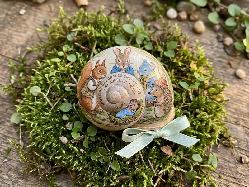 Petite coquille d'escargot peinte, miniature des quatre héros autour de Piquette, gravée Souvenir des grands enquêteurs