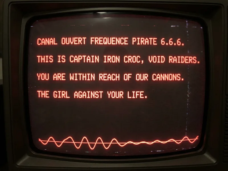 Capture d'ecran rouge neon, frequence pirate 6.6.6, message de Croc-de-Fer en boucle menacant