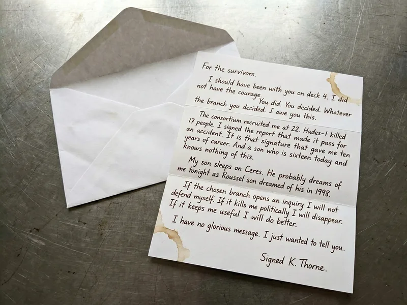 Note manuscrite Thorne au stylo encre brun, papier kraft plié en quatre, signature K. Thorne, sans tampon, sans logo